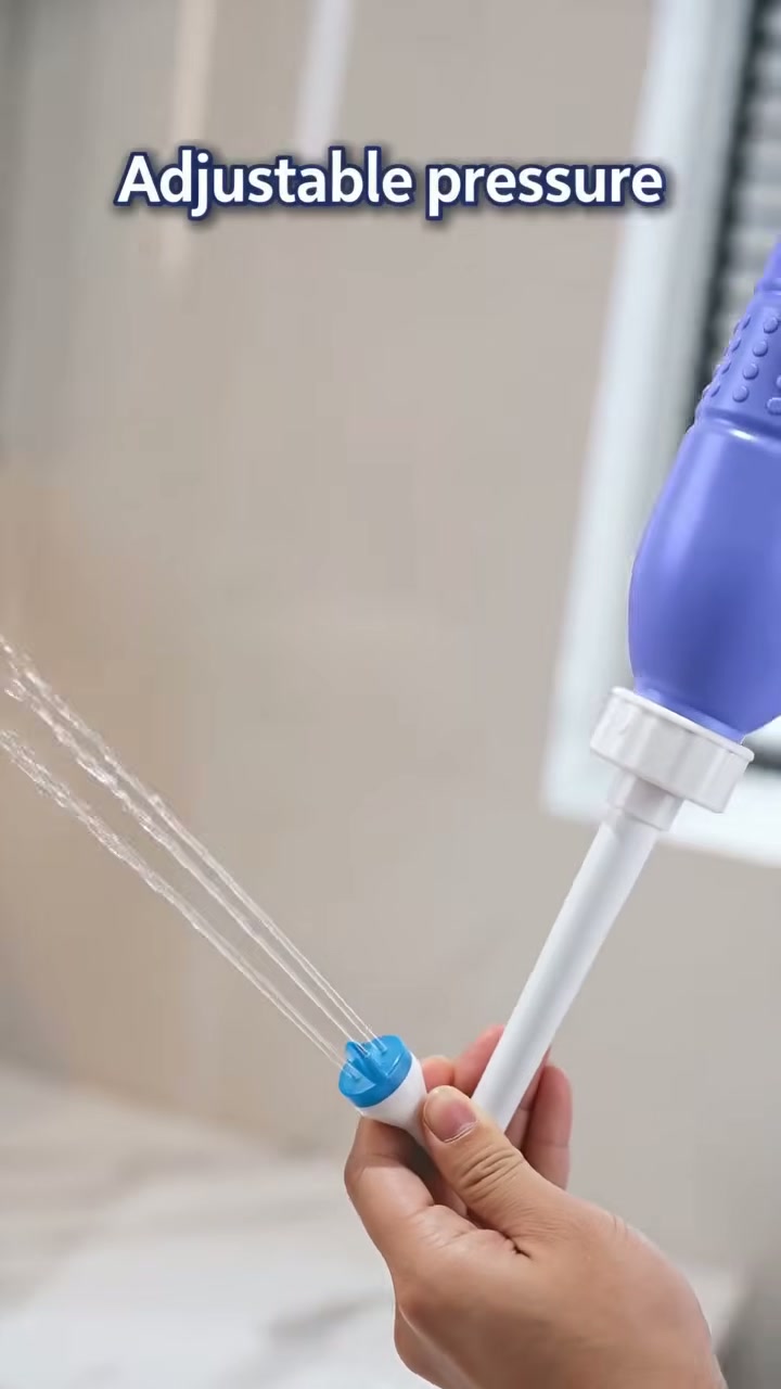 Squeeze for an adjustable, angled jet of water