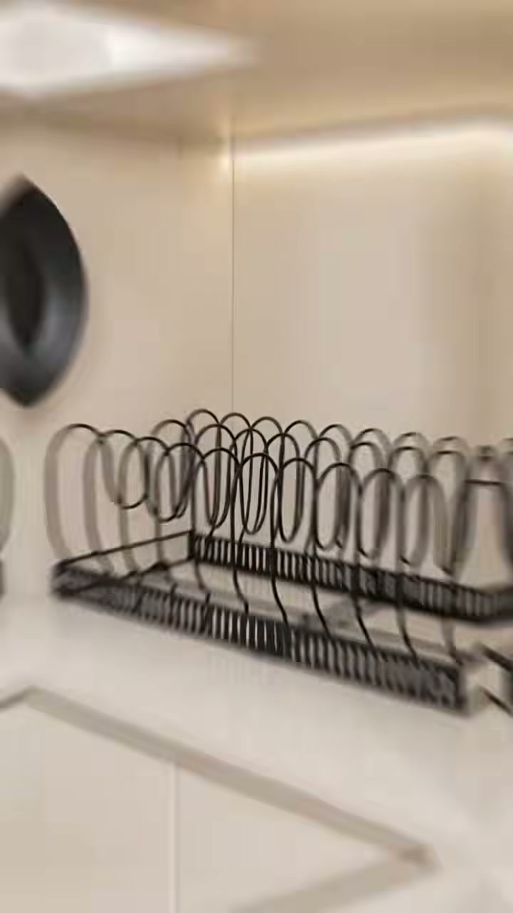 Adjustable wire slots hold every lid size upright